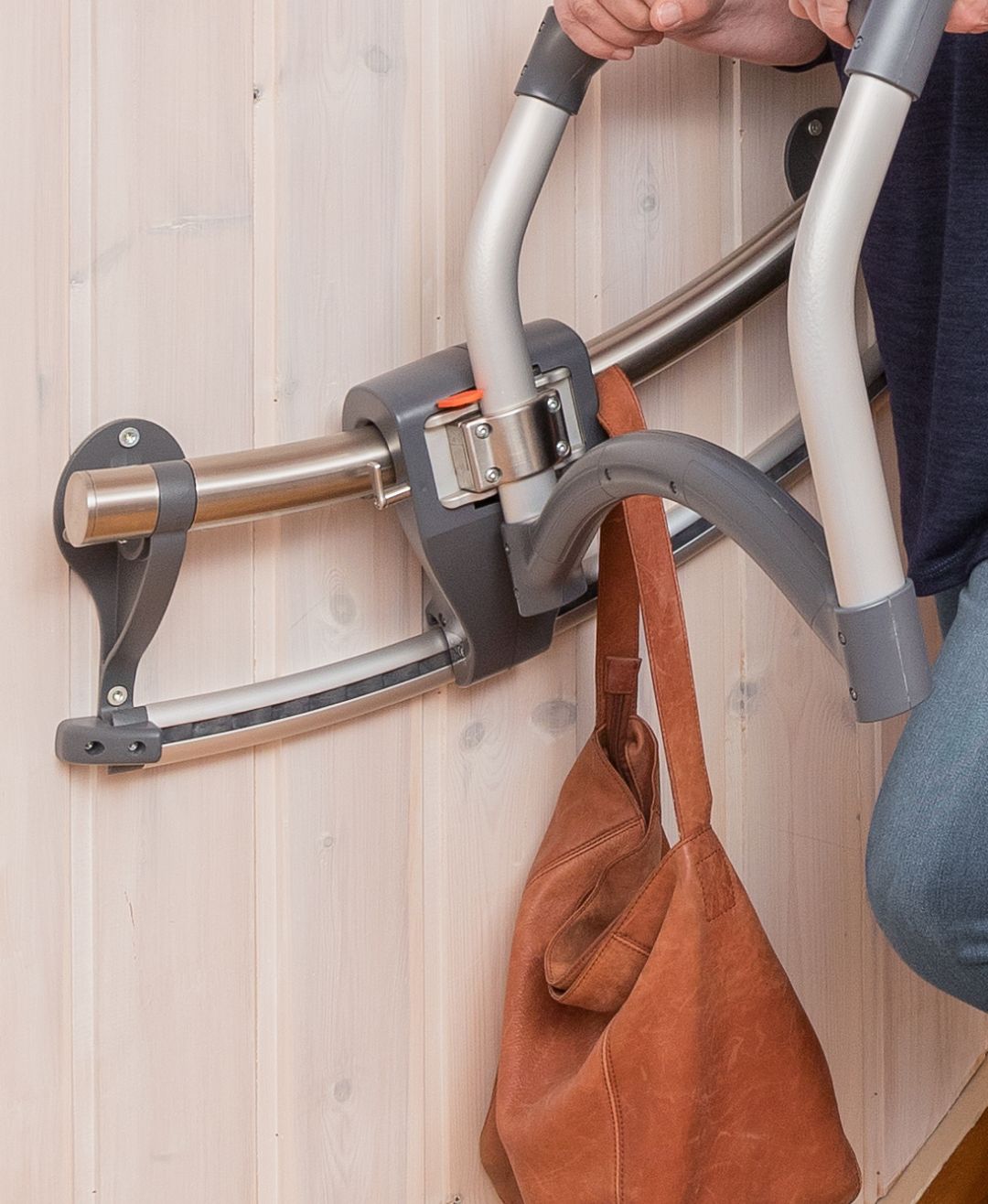 Med knaggen for vesker og poser så kan AssiStep-brukere ta med seg ting opp og ned trappen