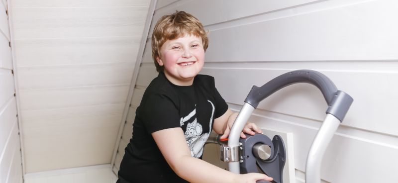 Barn med Cerebral Parese - Rullator i trapp - Trappeassistenten AssiStep