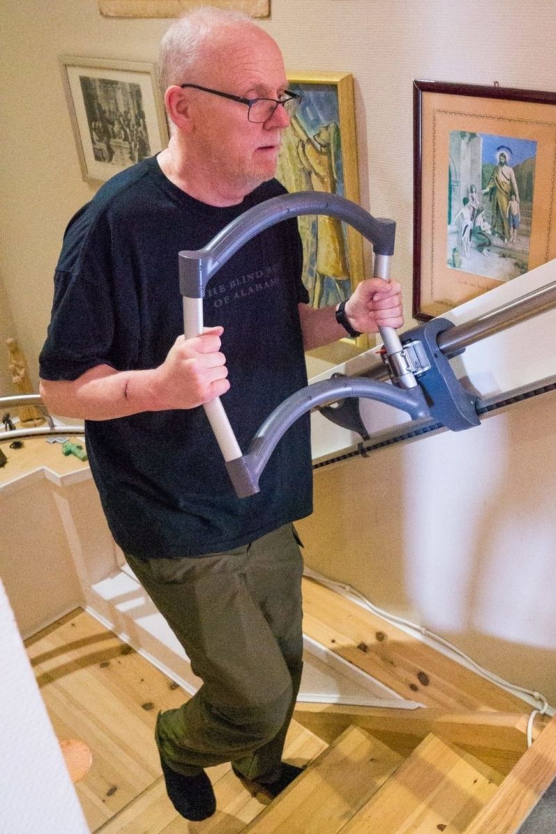 En fatal junidag i 2017 skjedde det som statistikken dessverre viser at skjer med alt for mange. Jan Erik (60) falt i trappa i hjemmet sitt, og landet slik at han fikk delvis brudd i ryggmargen. De første månedene etter ulykken opplevde han å gå fra å være frisk og rask, til å være lam i hele kroppen.