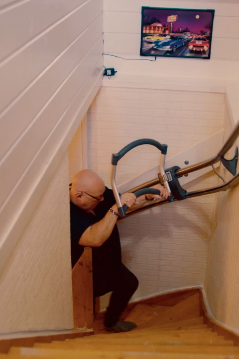 Trappehjelp - AssiStep - Les historien til Oddbjørn (68) som har KOLS og store utfordringer med å gå opp og ned trappa i hjemmet sitt. Nå har han fått montert opp trappehjelperen AssiStep