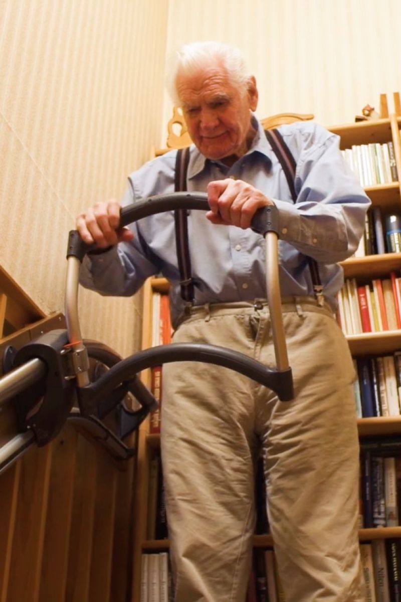 Hvordan Guttorm (95) har fått trappehjelp fra trappeassistenten AssiStep for å bo og tilpasse hjemmet sitt til å bo der hele livet. Hverdagsrehabilitering.